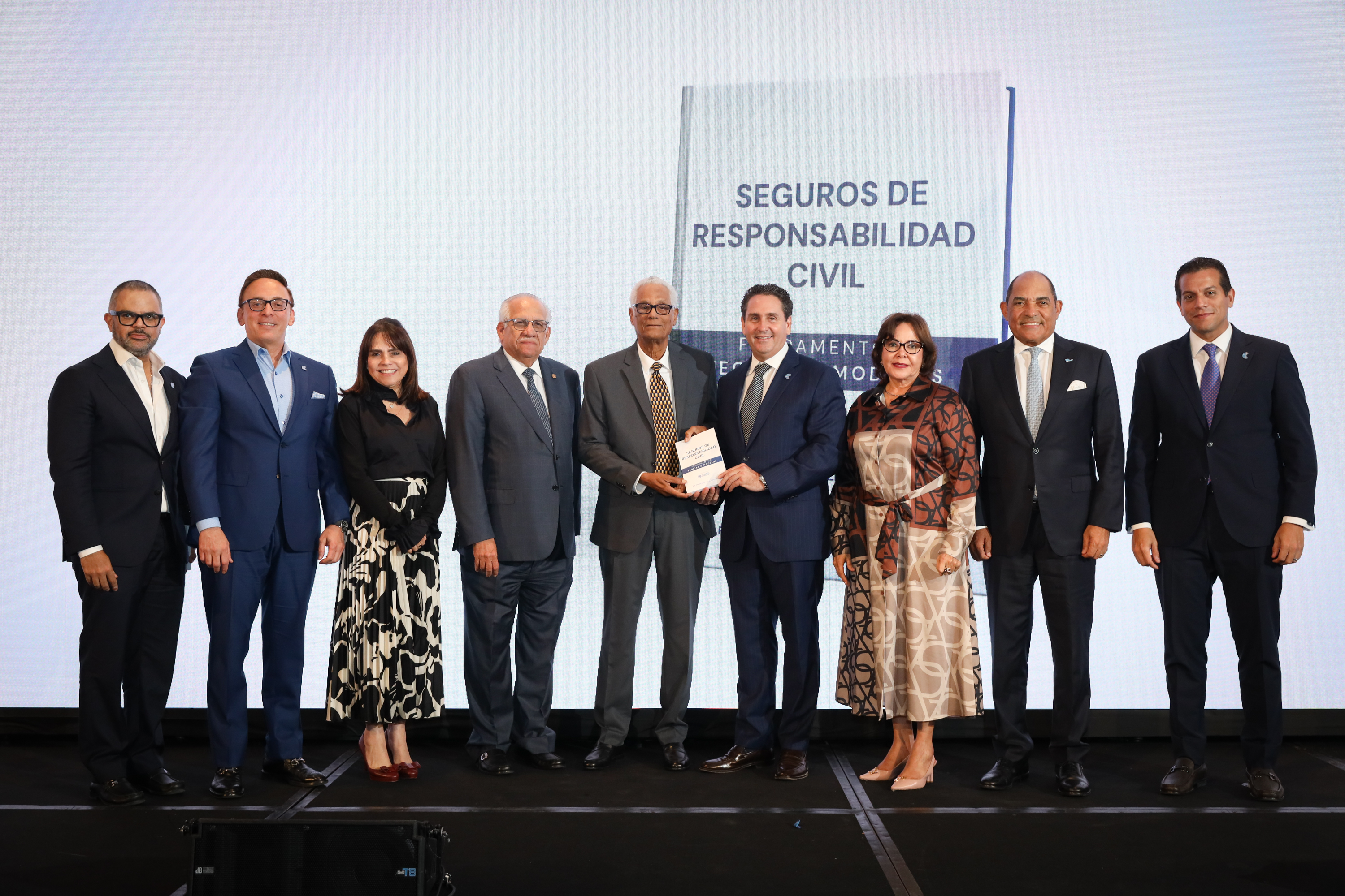 Fernando A Ballista Y El Ing Ernesto M Izquierdo Entregan Libro A La Directiva De Cadoar